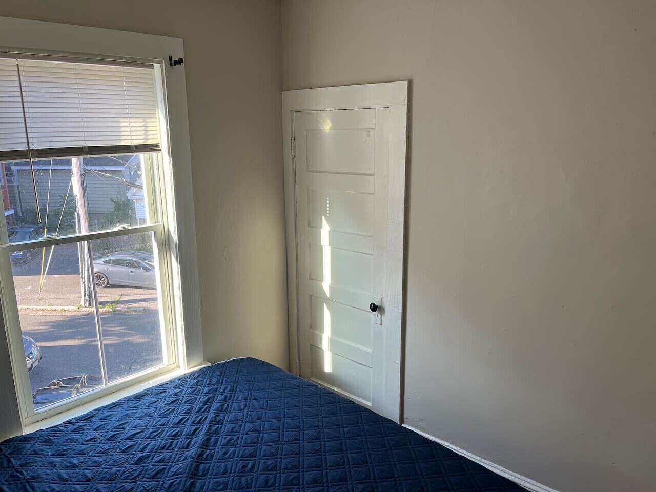 Escritorio, tabla de planchar con plancha, cuna de viaje y wifi 