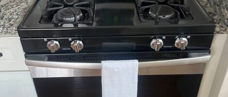 Een koelkast, een magnetron, een oven, een kookplaat