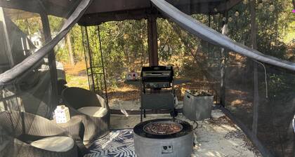 Cozy RV In wooded Private space