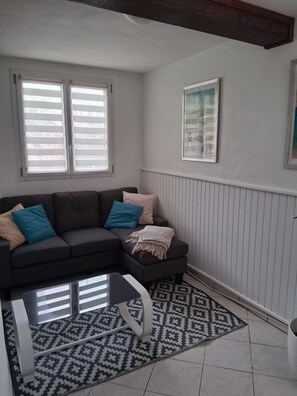 TV, DVD player, books - Charming gîte, in a lush countryside setting yet close to all amenities. (Le Lamentin)