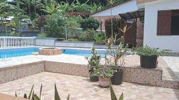 Una piscina al aire libre