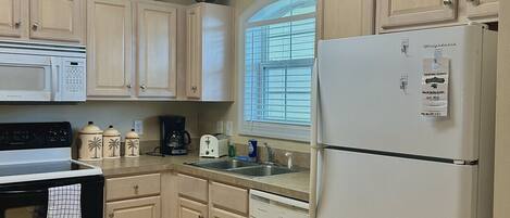 Køleskab, mikrobølgeovn, ovn, kogeplade