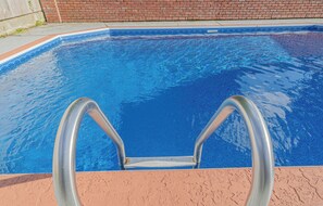 En säsongsöppen utomhuspool