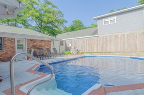 Piscine extérieure en saison