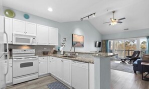 Fridge, microwave, oven, stovetop - Deja Blue @ World Tour Golf (Myrtle Beach)