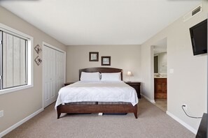 2 bedrooms, iron/ironing board, travel cot, free WiFi - Cypress Bay Getaway in little river (Little River)