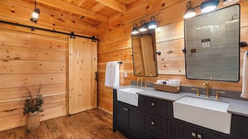 Cabin, Multiple Beds, Hot Tub, Mountain View (Buffalo Lodge) | Bathroom | Towels