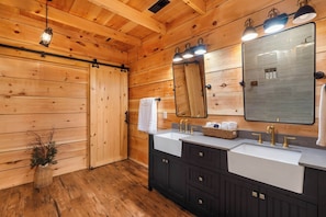 Ferienhütte, Mehrere Betten, Whirlpool, Bergblick (Buffalo Lodge) | Badezimmer | Handtücher