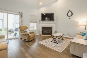 Smart TV - Spacious Clean Townhouse Sleeps 8 with pool and parking (Lewes)