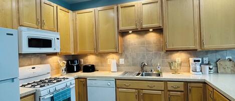 Réfrigérateur, four à micro-ondes, un four, surface de cuisson