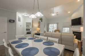 Dining - Spacious Clean Townhouse Sleeps 8 with pool and parking (Lewes)