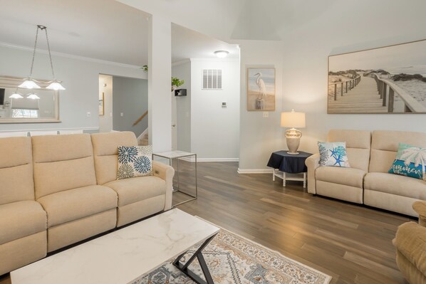 Smart TV - Spacious Clean Townhouse Sleeps 8 with pool and parking (Lewes)