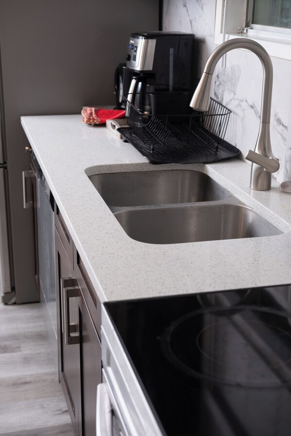 Private kitchen - Riverwalk-Lodge w/Backyard +Outdoor Dining Area (Calgary)