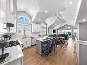 Micro-ondes, plaque de cuisson, lave-vaisselle, cafetière/bouilloire