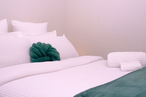 4 bedrooms, iron/ironing board, WiFi, bed sheets