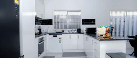 Micro-ondes, four, plaque de cuisson, lave-vaisselle