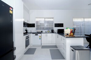 Kjøleskap, mikrobølgeovn, ovn og kokeplater