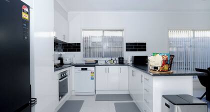 Family And Remote Work Friendly-Only 4 Minutes from The Pacific Werribee