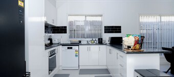 Family And Remote Work Friendly-Only 4 Minutes from The Pacific Werribee