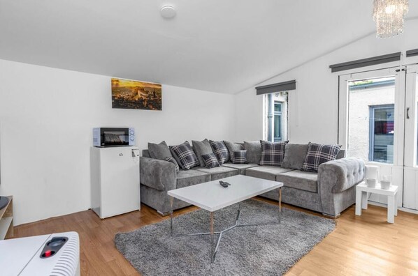 Room, 1 Bedroom, Garden View | Living room
