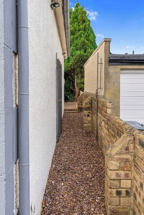 Room, 1 Bedroom, Garden View | Property grounds