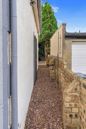 Room, 1 Bedroom, Garden View | Property grounds