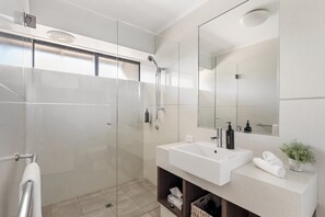 Douche, séchoir à cheveux, serviettes fournies