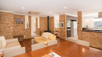 Télévision, cheminée, jeux vidéo, table de tennis de table