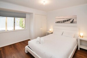 4 bedrooms, iron/ironing board, free WiFi, bed sheets