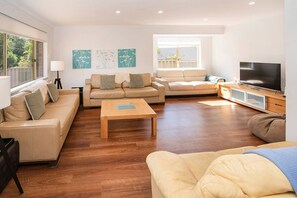 Fernseher, Kamin, Videospiele, Tischtennisplatte