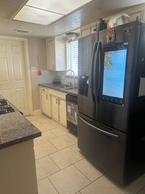 Microondas, horno, parrilla de estufa y lavavajillas 