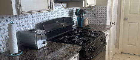 Microondas, horno, parrilla de estufa y lavavajillas