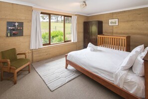 5 Schlafzimmer, Schreibtisch, Bügeleisen/Bügelbrett, Reisekinderbett