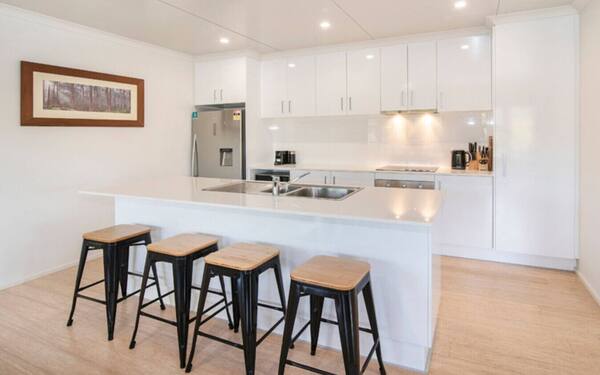 Wirraway Luxury Chalet | Lake Views | Private Gardens