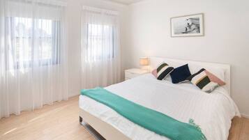 3 bedrooms, iron/ironing board, travel crib, free WiFi