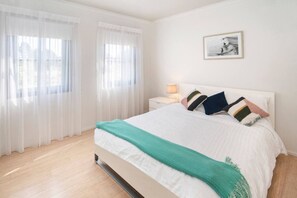 3 dormitorios, tabla de planchar con plancha, cuna de viaje