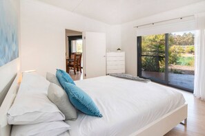 3 bedrooms, iron/ironing board, travel cot, free WiFi - Wirraway Luxury Chalet | Lake Views | Private Gardens (Wilyabrup)