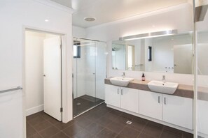 Shower, hair dryer, towels - Wirraway Luxury Chalet | Lake Views | Private Gardens (Wilyabrup)
