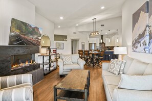 Smart-TV, Kamin, Videothek