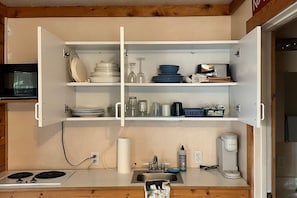 KĂŒhlschrank, Mikrowelle, Wasserkocher mit Kaffee-/Teezubehör, Toaster