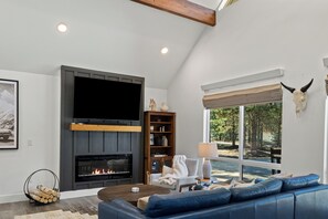 Smart TV, fireplace, books - Creekfront Cabin • Hot Tub, Fire Pit, A/C & Starlink • 3BR Sleeps 7 – Cle Elum (Cle Elum)