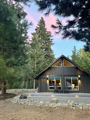 Exterior - Creekfront Cabin • Hot Tub, Fire Pit, A/C & Starlink • 3BR Sleeps 7 – Cle Elum (Cle Elum)