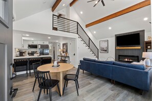 Smart TV, fireplace, books - Creekfront Cabin • Hot Tub, Fire Pit, A/C & Starlink • 3BR Sleeps 7 – Cle Elum (Cle Elum)