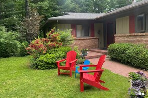 Terrace/patio - 4-bedroom house in charming Traverse City with AC, fitness room (Traverse City)