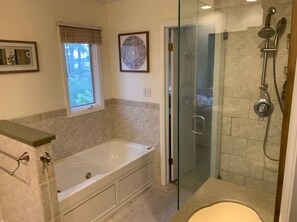 Secador de pelo, toallas, jabón y papel higiénico