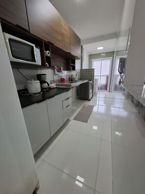 Fridge, microwave, oven, stovetop - 2 bedrooms, 1 suite, 2 bathrooms, balcony with sea view, wifi, hammock, cozy (Cidade Ocian Praia Grande)