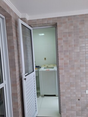 Interior - 2 bedrooms, 1 suite, 2 bathrooms, balcony with sea view, wifi, hammock, cozy (Cidade Ocian Praia Grande)