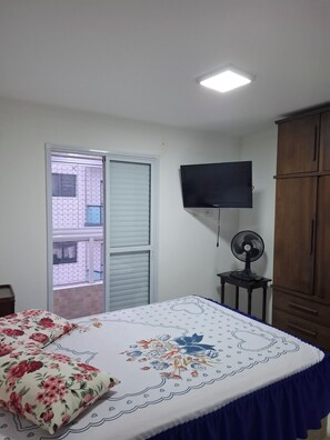 2 bedrooms, iron/ironing board, free WiFi, bed sheets - 2 bedrooms, 1 suite, 2 bathrooms, balcony with sea view, wifi, hammock, cozy (Cidade Ocian Praia Grande)