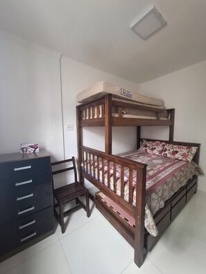 2 slaapkamers, een strijkplank/strijkijzer, gratis wifi, beddengoed