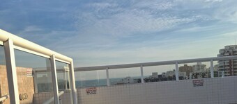 2 bedrooms, 1 suite, 2 bathrooms, balcony with sea view, wifi, hammock, cozy